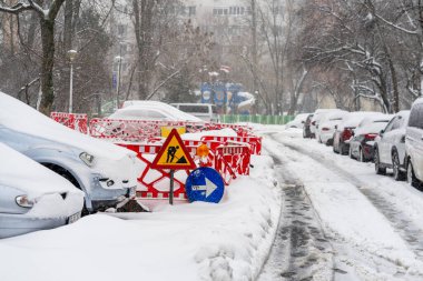 Bükreş 'teki yerleşim yeri Romanya' da şiddetli bir kar fırtınası sonrasında park halindeki araçlar derin karla kaplandı