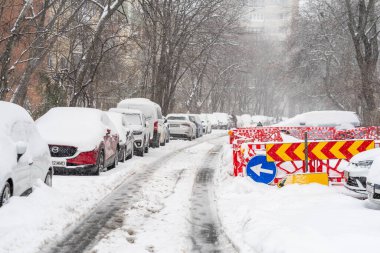 Bükreş 'teki yerleşim yeri Romanya' da şiddetli bir kar fırtınası sonrasında park halindeki araçlar derin karla kaplandı