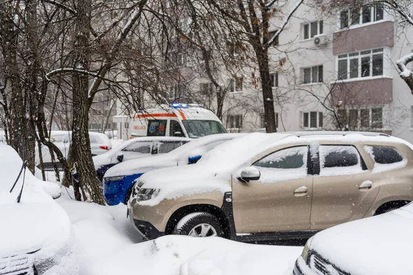Bükreş 'teki yerleşim yeri Romanya' da şiddetli bir kar fırtınası sonrasında park halindeki araçlar derin karla kaplandı