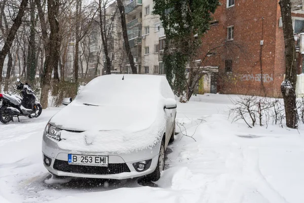 Bükreş 'teki yerleşim yeri Romanya' da şiddetli bir kar fırtınası sonrasında park halindeki araçlar derin karla kaplandı