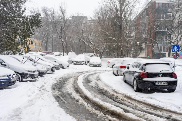 Bükreş 'teki yerleşim yeri Romanya' da şiddetli bir kar fırtınası sonrasında park halindeki araçlar derin karla kaplandı