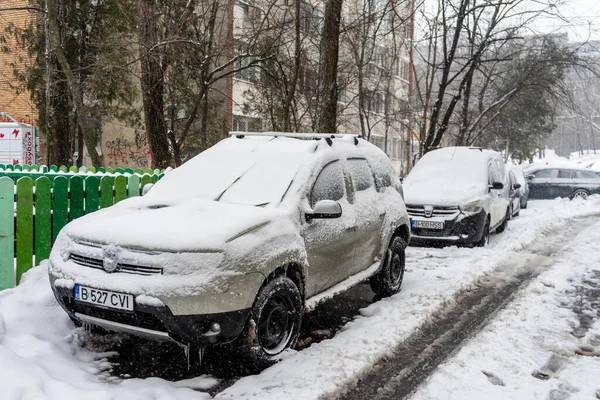 Bükreş 'teki yerleşim yeri Romanya' da şiddetli bir kar fırtınası sonrasında park halindeki araçlar derin karla kaplandı
