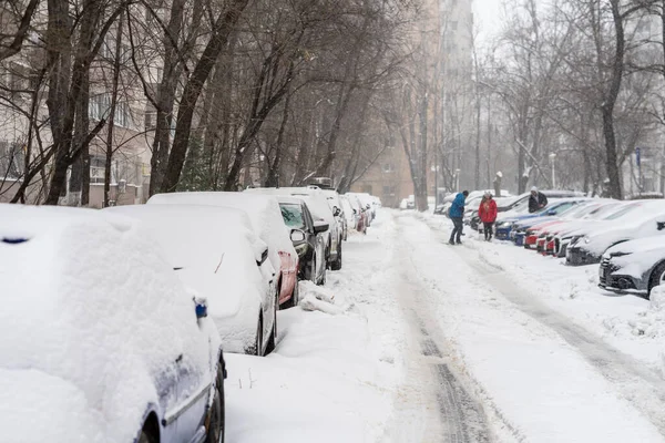 Bükreş 'teki yerleşim yeri Romanya' da şiddetli bir kar fırtınası sonrasında park halindeki araçlar derin karla kaplandı