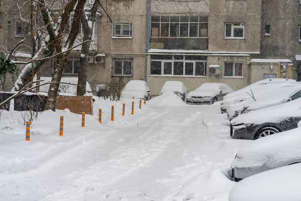 Bükreş 'teki yerleşim yeri Romanya' da şiddetli bir kar fırtınası sonrasında park halindeki araçlar derin karla kaplandı