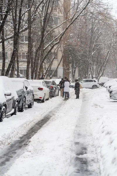 Bükreş 'teki yerleşim yeri Romanya' da şiddetli bir kar fırtınası sonrasında park halindeki araçlar derin karla kaplandı