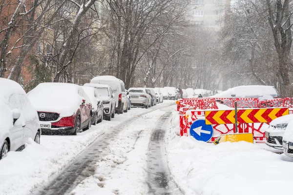 Bükreş 'teki yerleşim yeri Romanya' da şiddetli bir kar fırtınası sonrasında park halindeki araçlar derin karla kaplandı