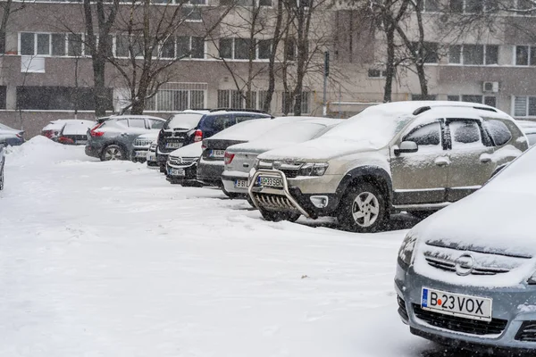 Bükreş 'teki yerleşim yeri Romanya' da şiddetli bir kar fırtınası sonrasında park halindeki araçlar derin karla kaplandı
