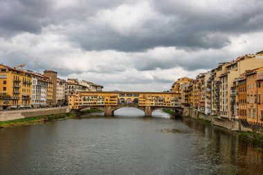 Ünlü tarihi Ponte Vecchio köprüsü ve Floransa 'daki Arno nehri boyunca inşa edilen eski binalar