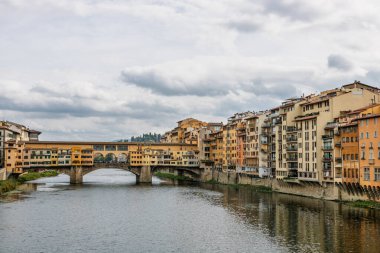 Ünlü tarihi Ponte Vecchio köprüsü ve Floransa 'daki Arno nehri boyunca inşa edilen eski binalar