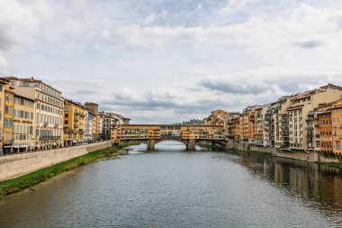 Ünlü tarihi Ponte Vecchio köprüsü ve Floransa 'daki Arno nehri boyunca inşa edilen eski binalar