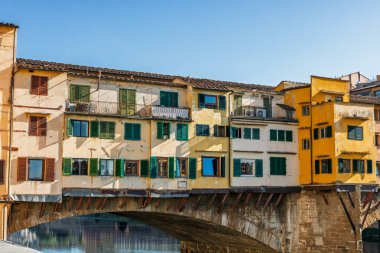 Ünlü tarihi Ponte Vecchio köprüsü ve Floransa 'daki Arno nehri boyunca inşa edilen eski binalar