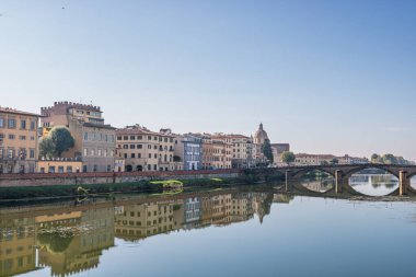 Ünlü tarihi Ponte Vecchio köprüsü ve Floransa 'daki Arno nehri boyunca inşa edilen eski binalar