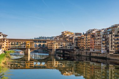 Ünlü tarihi Ponte Vecchio köprüsü ve Floransa 'daki Arno nehri boyunca inşa edilen eski binalar