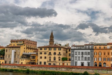 Ünlü tarihi Ponte Vecchio köprüsü ve Floransa 'daki Arno nehri boyunca inşa edilen eski binalar