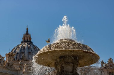 Aziz Peter Bazilikası ve Vatikan mimarisinin Roma, İtalya 'daki ünlü turistik cazibesi ve panoramik manzarası