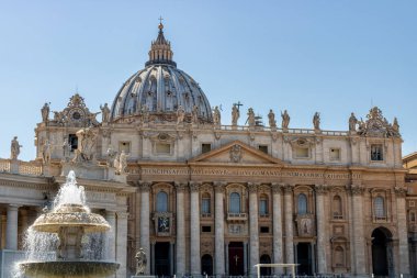 Aziz Peter Bazilikası ve Vatikan mimarisinin Roma, İtalya 'daki ünlü turistik cazibesi ve panoramik manzarası
