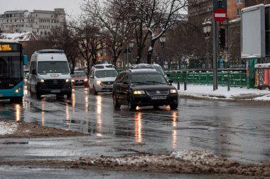Romanya 'nın karlı yollarında kış boyunca arabalarla sabah trafiği sıkışık