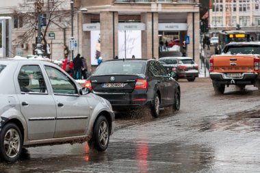 Romanya 'nın karlı yollarında kış boyunca arabalarla sabah trafiği sıkışık