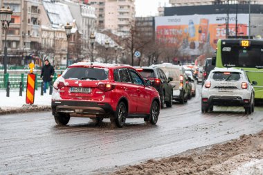 Romanya 'nın karlı yollarında kış boyunca arabalarla sabah trafiği sıkışık