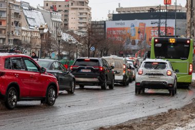 Romanya 'nın karlı yollarında kış boyunca arabalarla sabah trafiği sıkışık