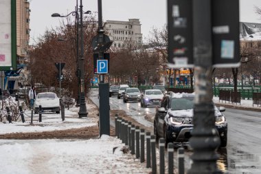 Romanya 'nın karlı yollarında kış boyunca arabalarla sabah trafiği sıkışık