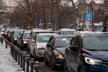 Romanya 'nın karlı yollarında kış boyunca arabalarla sabah trafiği sıkışık
