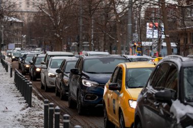 Romanya 'nın karlı yollarında kış boyunca arabalarla sabah trafiği sıkışık