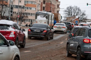 Romanya 'nın karlı yollarında kış boyunca arabalarla sabah trafiği sıkışık