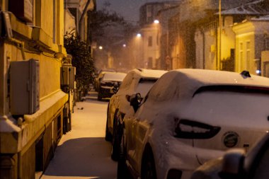 Geceleri Bükreş 'te şiddetli kar fırtınası ve trafik varken Romanya' da