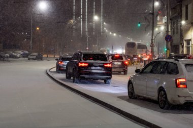 Geceleri Bükreş 'te şiddetli kar fırtınası ve trafik varken Romanya' da