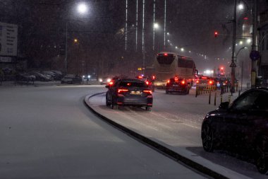 Geceleri Bükreş 'te şiddetli kar fırtınası ve trafik varken Romanya' da