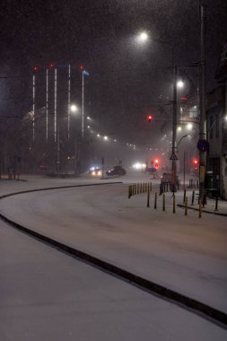 Geceleri Bükreş 'te şiddetli kar fırtınası ve trafik varken Romanya' da