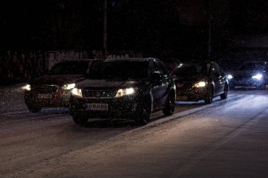 Geceleri Bükreş 'te şiddetli kar fırtınası ve trafik varken Romanya' da