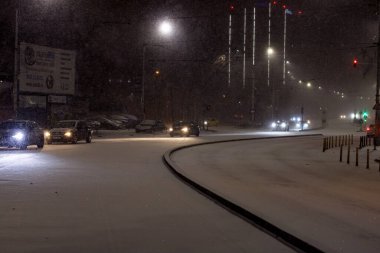 Geceleri Bükreş 'te şiddetli kar fırtınası ve trafik varken Romanya' da