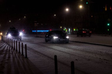 Geceleri Bükreş 'te şiddetli kar fırtınası ve trafik varken Romanya' da