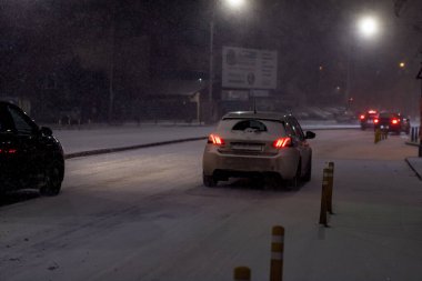 Geceleri Bükreş 'te şiddetli kar fırtınası ve trafik varken Romanya' da