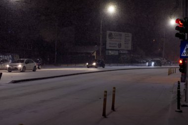 Geceleri Bükreş 'te şiddetli kar fırtınası ve trafik varken Romanya' da