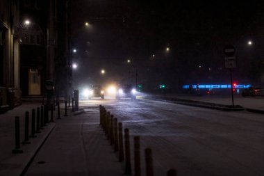 Geceleri Bükreş 'te şiddetli kar fırtınası ve trafik varken Romanya' da