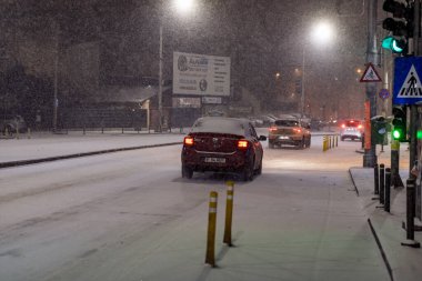 Geceleri Bükreş 'te şiddetli kar fırtınası ve trafik varken Romanya' da