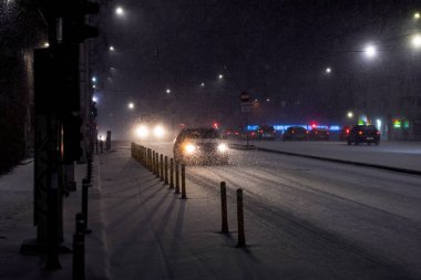 Geceleri Bükreş 'te şiddetli kar fırtınası ve trafik varken Romanya' da