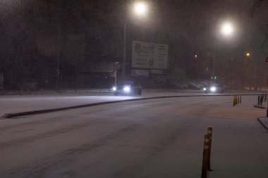 Geceleri Bükreş 'te şiddetli kar fırtınası ve trafik varken Romanya' da