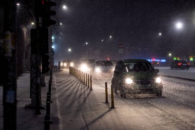 Geceleri Bükreş 'te şiddetli kar fırtınası ve trafik varken Romanya' da