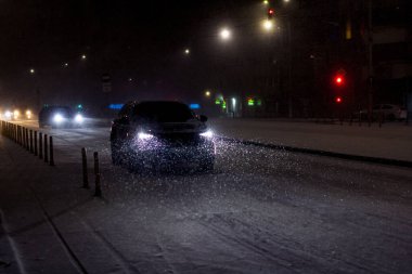 Geceleri Bükreş 'te şiddetli kar fırtınası ve trafik varken Romanya' da