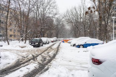 Bükreş 'teki yerleşim yeri Romanya' da şiddetli bir kar fırtınası sonrasında park halindeki araçlar derin karla kaplandı