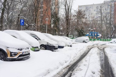 Bükreş 'teki yerleşim yeri Romanya' da şiddetli bir kar fırtınası sonrasında park halindeki araçlar derin karla kaplandı