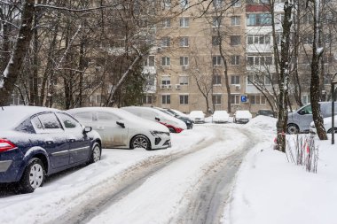 Bükreş 'teki yerleşim yeri Romanya' da şiddetli bir kar fırtınası sonrasında park halindeki araçlar derin karla kaplandı