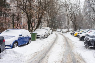 Bükreş 'teki yerleşim yeri Romanya' da şiddetli bir kar fırtınası sonrasında park halindeki araçlar derin karla kaplandı