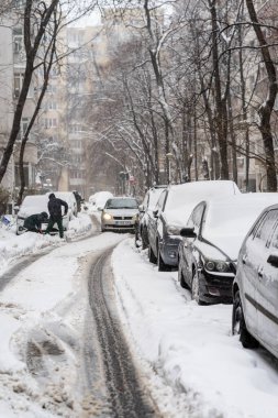 Bükreş 'teki yerleşim yeri Romanya' da şiddetli bir kar fırtınası sonrasında park halindeki araçlar derin karla kaplandı
