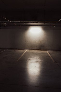 Boş yer altı garajı. Boş park yeri ve loş ışık