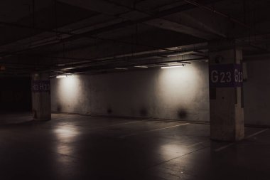 Boş yer altı garajı. Boş park yeri ve loş ışık